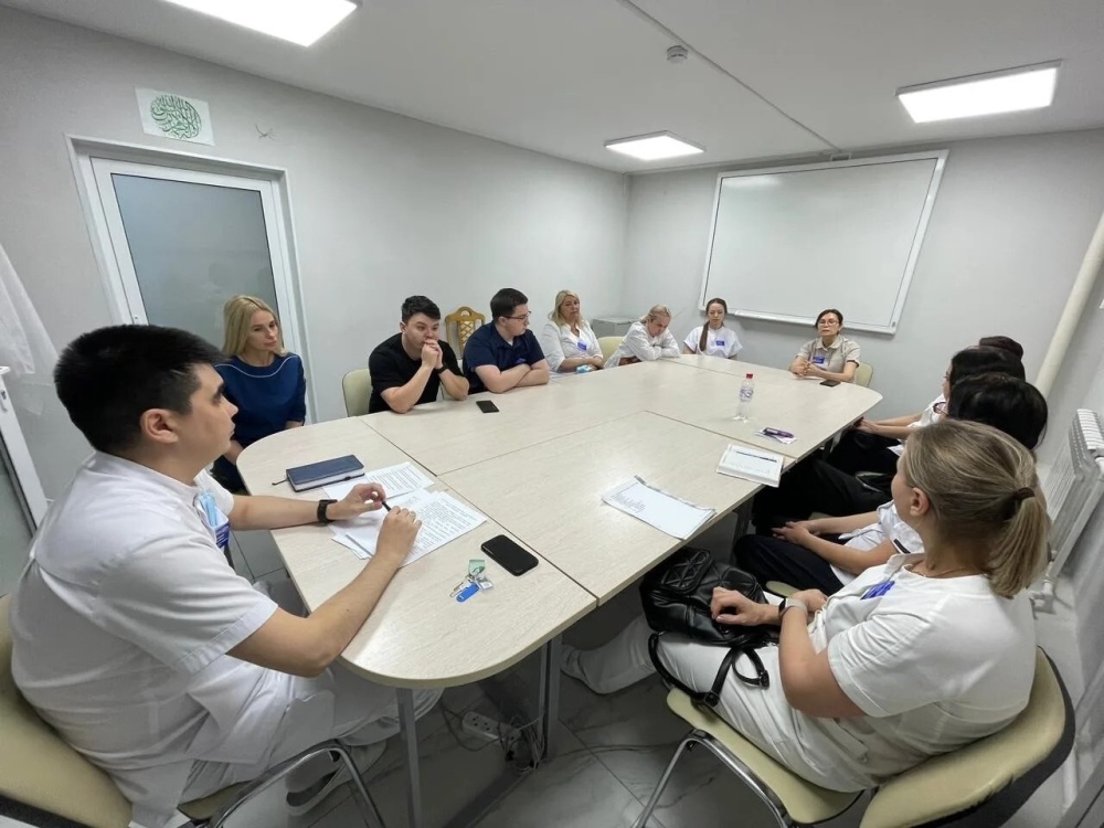 Сегодня состоялся очередной круглый стол с участием врачей-стоматологов-хирургов, терапевтов и пародонтологов