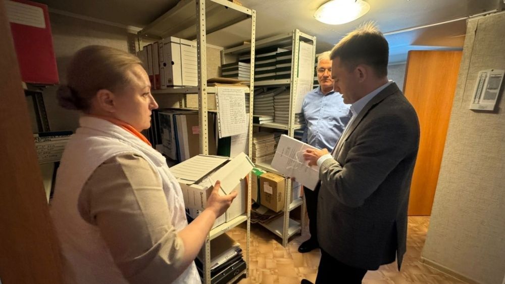 Главный врач ознакомился с работой архива учреждения